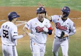 The manager also gave a thumbs-up to the Bears' protagonist who wrote history for the first time in 45 years. The skipper praised 'six players'... Doosan reclaims 4th place → LG closes in from 3rd with a 1.5-game lead