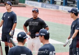 [Foto] '¿Ha oído hablar de un jonrón con bases llenas en una misma tanda?' Jung Kyung-bae, entrenador de bateo de Lotte