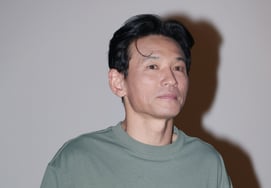 "Ngoại hình khá xinh đẹp" người tố cáo Hwang Jung-min bị phát hiện tại tòa án..xuất hiện với mái tóc dài [Vấn đề sao]