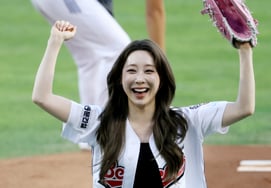 [Photo] WJSN's Yoo Yeon-jung, ceremonial first pitch as if in a musical