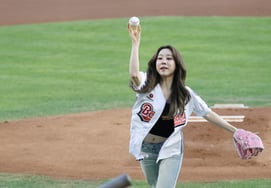 [Photo] Yoo Yeon-jung's first pitch freezes the field with a Perrier ice cube
