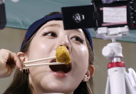 [Photo] Yoo Hyun-jeong: "Chimaek is essential for live baseball games"