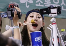 [Foto] Yoo Yeon-jeong lanza el primer lanzamiento del partido viendo un chimaek en vivo