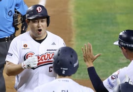 [Photo] Yang Eui-ji hits a three-run homer off RYU