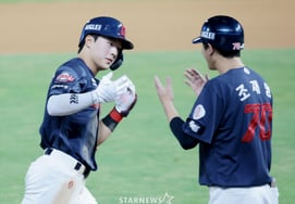 [Photo] In the top of the fourth inning, Han Tae-yang is the second home run hero for Lotte