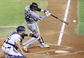 [Foto] Heo In-seo, con un golpe de bate en pleno desarrollo