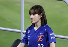 [Ảnh] Choi Hong-ra, tư thế chân rộng tóc ngắn