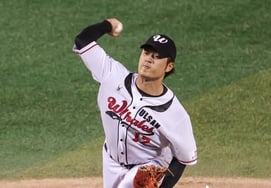 Confused even by the KBO: 'Rules' vs. 'Regulations'... The failed move of Okaada to LG leaves a lingering task [Ryu Sun-kyu's Bizball]