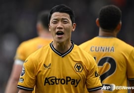 'Notificación de facto de liberación': el futuro de Hwang Hee-chan no está en Wolverhampton "Excluido del primer equipo... entrenando con U-21", admite el entrenador