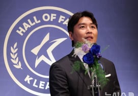 'Just as Hong Myung-bo did,' is Lee Dong-gook heading straight to the A national team coaching staff? Controversy arises again from the very process of appointing the head coach