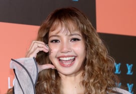 「財閥と別れたという噂の後に熱愛報道が出た」リサ、10周年の騒動に胸が痛む「とても悲しい」 [スター・イシュー]