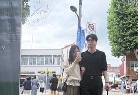 『I AM SOLO』第31期のスンジャが光復節に投稿した♥キョンスとのツーショット..街で腕を組んで「甘い」