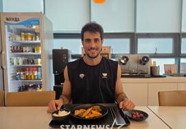 "I really missed bibimbap and dakgangjeong." From kimchi to live octopus, perfect adaptation in Korea! Our Card's Araujo: "My family also loves Korea; I want to play here as long as possible" [Interview]