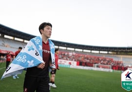 BucheonFC cúi đầu trước 'vi phạm quy định uống rượu của Shin Jae-won'... "Chúng tôi nhận trách nhiệm quản lý đội tuyển một cách nặng nề"