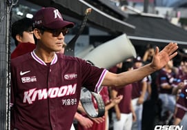 "Nhờ những CĐV đến Suwon" Huấn luyện viên Seol Jong-jin của Kiwoom thoát khỏi chuỗi 6 trận thua trước KT, cúi đầu với những CĐV sân khách