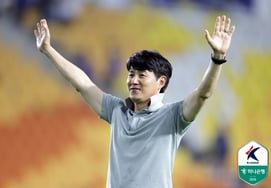 "I did it without realizing..." The story behind the visiting team's coach performing a ceremony in front of rival fans, SuwonFC manager Park Geon-ha: "I was truly grateful and moved" [Suwon Field]