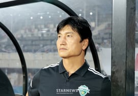 [Foto] El entrenador de Jeonbuk Hyundai Motors, Jeong Jeong-yong, va perdiendo por 0-2 en el primer tiempo