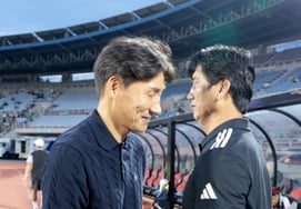 [Foto] Conversando con el entrenador Lee Young-min de Bucheon