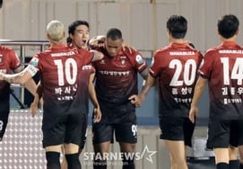 [フォト] 'ソン・イェゴンの先制ゴール'を祝うブチョンの選手たち
