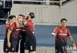 [フォト] '前半戦の雷のような' ソン・イェゴンの先制ゴールを祝うブチョンの選手たち
