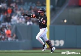 Ah! What a shame. Lee Jung-hoo hit home runs in 13 of the 30 stadiums... Still, he showed his persistence by hitting an extra-base hit in his final at-bat in the bottom of the 9th inning, continuing his back-to-back streak as the 'number four batter' with hits! [Lee Jung-hoo Review]
