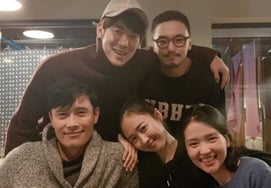 Kim Min-jung continues to evoke memories of "Mr. Sunshine".. Photos with Lee Byung-hun and Kim Tae-ri revealed