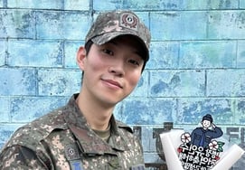 Yoo In-soo completes mandatory military service with honor... Kim Ho-young, amidst past conflicts with Ok Joo-hyun, offers heartfelt congratulations