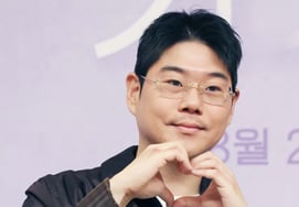 Đạo diễn Won Seung-jae của chương trình 'Tình yêu kỳ lạ' đang tạo dáng [★ẢNH]