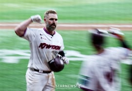 «También nosotros apenas nos las arreglamos»: ¿Qué cambió en el equipo de último lugar que logró un porcentaje de victorias del 50% en la segunda mitad? El día 14, en el sexto inning superior del estadio Gochok, incluso Lee Kang-cheol sintió vértigo.