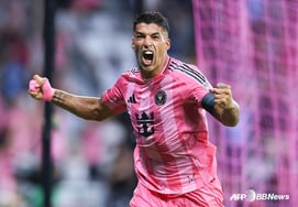 16 năm trước làm rung chuyển Hàn Quốc với 'sự cắn của hàm răng', Suárez cuối cùng sẽ bước chân lên đất Hàn vào tháng 9... Huấn luyện viên Uruguay "luôn chào đón" gợi ý tái xuất