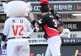 [Photo] Kia's Ha Ju-seok visits his former team with a polite greeting