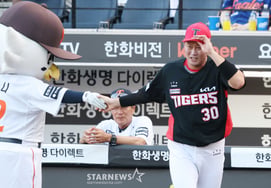 [Photo] Ha Ju-seok shakes hands with Winnie while crying