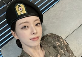 ITZYのユナ、隠しても隠せない美貌..軍服とベレー帽も完璧にマッチ