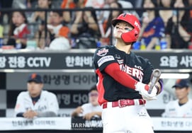 [Foto] Kim Do-young y Kang Baek-ho conectan jonrones de 125 metros en enfrentamiento mutuo