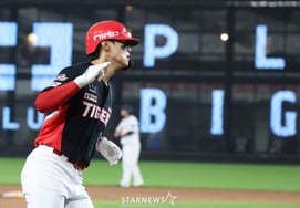 [Foto] Kim Do-young, jonrón de 125 metros que vuela hacia el campo izquierdo~