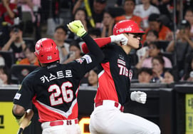 [Photo] Solo photo of Kim Do-young, celebrating a home run with the "Deodengsil" dance