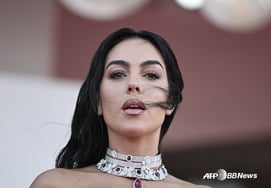"La forma en que mi esposo Ronaldo me despierta": Georgina, en plena luna de miel, revela su gran despertador... "Si hace esto, me levanto" en la piscina de su residencia valorada en 51.000 millones de wones