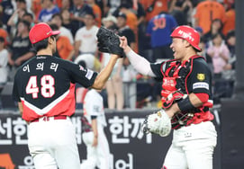 [Ảnh] Lee Ui-ri - Kim Tae-gun 'Mùa thu chúng tôi mạnh hơn'