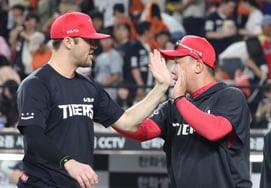 [Photo] Manager Lee Beom-ho congratulates Neill on his ninth win