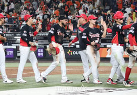 [Photo] Lee Beom-ho 'Celebrating with Eui-ri'
