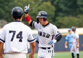 [Foto] 'Entrada 1, base por hit' Yu Jun-sang, bateador número 4 del Seúl High School