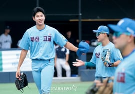 [Photo] "I'll take responsibility for the second half!" Busan High School's No. 4 batter Ha Hyun-seung