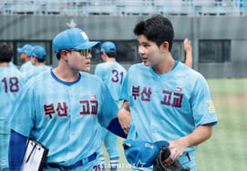 [Photo] 'Talking with Busan High School pitcher coach Kang Dong-ho' Busan High School's No. 4 batter Ha Hyun-seung