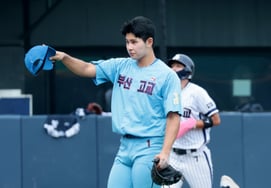 [One-shot] Hahyun-seung, Busan High School's fourth batter who took over the mound from the bottom of the sixth inning while facing off against Hong Hwa-cheol