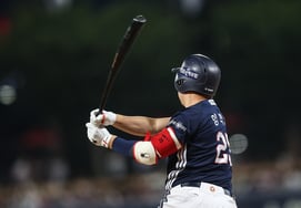 He couldn't even make eye contact with the coach... 'Kim Won-hyung was right.' Doosan's No. 4 hitter is Yang Ui-ji.