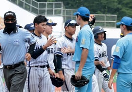 [Photo] 'Scoreless pitching Hong Hwa-cheol and talking' Ha Hyun-seung