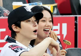 Explicación sobre la visita al estadio de béisbol que generó controversia..Hwang In-yeop: «¿Estás saliendo con Hye-ri?», reacciono con alegría, pero es una buena amiga» [Entrevista ①]
