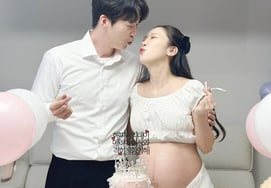 DLINE exudes confidence in crop tops.. Park So-young ♥ Moon Kyung-chan, D-9 to delivery with a full-belly selfie
