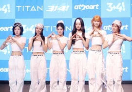 AtHeart 'Poses are cute' [★Photo]