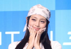 AtHeart's Caitlin 'Cute Smile' [★Photo]